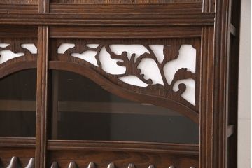 和製アンティーク　桑材　情緒あふれる透かし彫りが目を惹く、凝った作りの二段重ね収納棚(食器棚、キャビネット、水屋箪笥)(R-051592)