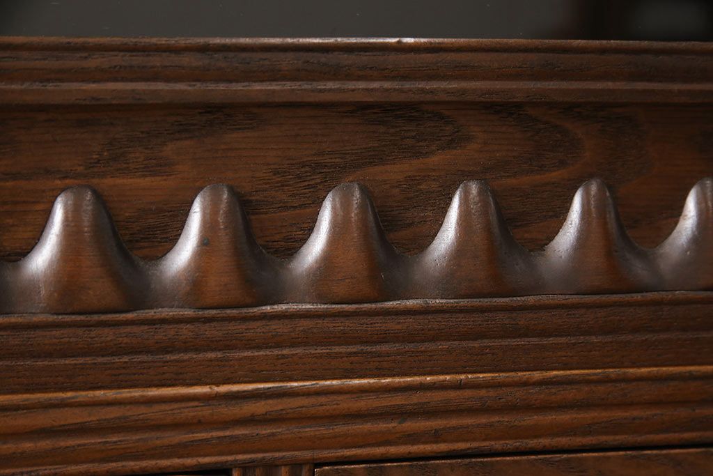 和製アンティーク　桑材　情緒あふれる透かし彫りが目を惹く、凝った作りの二段重ね収納棚(食器棚、キャビネット、水屋箪笥)(R-051592)