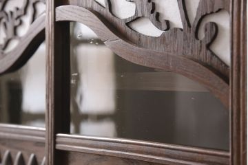 和製アンティーク　桑材　情緒あふれる透かし彫りが目を惹く、凝った作りの二段重ね収納棚(食器棚、キャビネット、水屋箪笥)(R-051592)