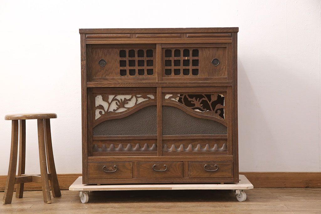 和製アンティーク　桑材　透かし彫りと波のような意匠が目を惹く、凝った作りの収納棚(食器棚、キャビネット、水屋箪笥)(R-051593)