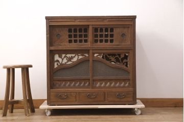 和製アンティーク　桑材　透かし彫りと波のような意匠が目を惹く、凝った作りの収納棚(食器棚、キャビネット、水屋箪笥)(R-051593)