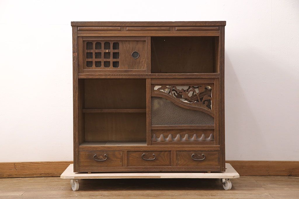 和製アンティーク　桑材　透かし彫りと波のような意匠が目を惹く、凝った作りの収納棚(食器棚、キャビネット、水屋箪笥)(R-051593)