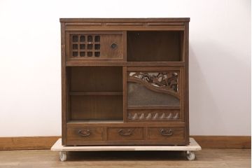 和製アンティーク　桑材　透かし彫りと波のような意匠が目を惹く、凝った作りの収納棚(食器棚、キャビネット、水屋箪笥)(R-051593)