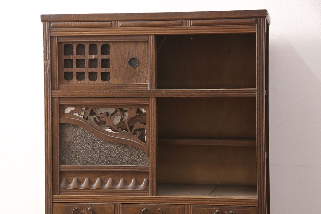 和製アンティーク　桑材　透かし彫りと波のような意匠が目を惹く、凝った作りの収納棚(食器棚、キャビネット、水屋箪笥)(R-051593)