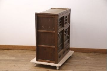 和製アンティーク　桑材　透かし彫りと波のような意匠が目を惹く、凝った作りの収納棚(食器棚、キャビネット、水屋箪笥)(R-051593)