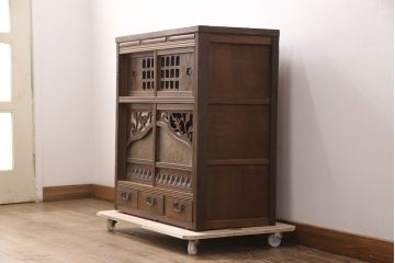 和製アンティーク　桑材　透かし彫りと波のような意匠が目を惹く、凝った作りの収納棚(食器棚、キャビネット、水屋箪笥)(R-051593)