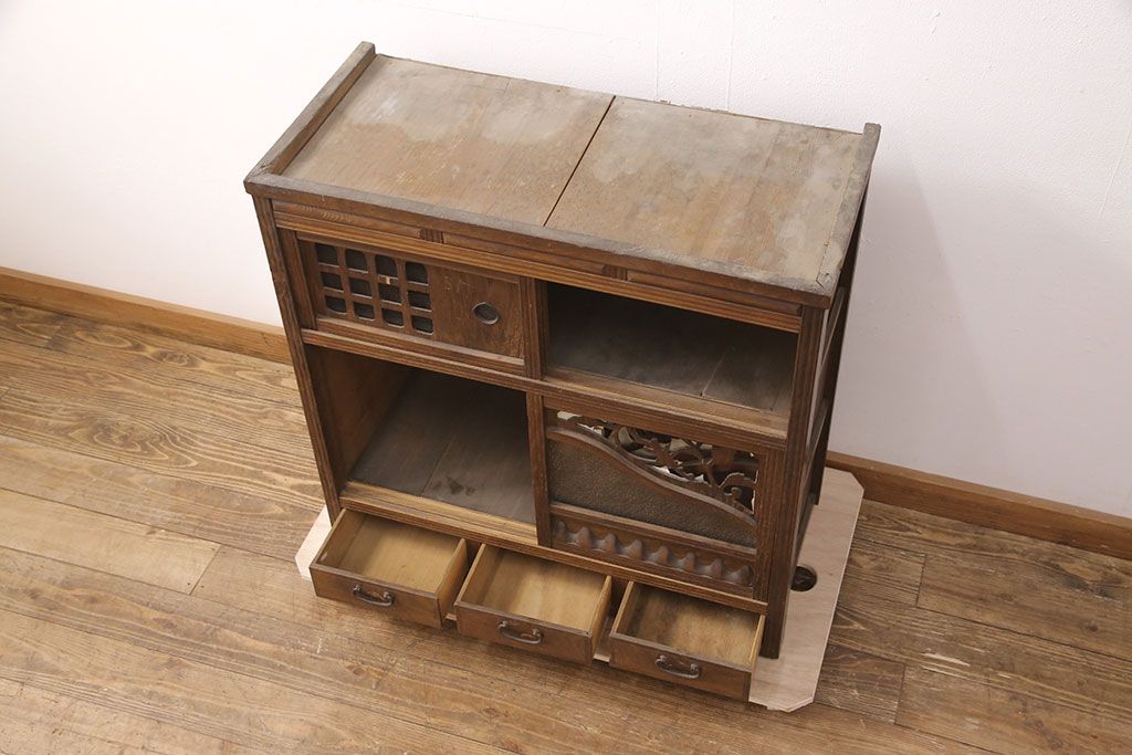 和製アンティーク　桑材　透かし彫りと波のような意匠が目を惹く、凝った作りの収納棚(食器棚、キャビネット、水屋箪笥)(R-051593)