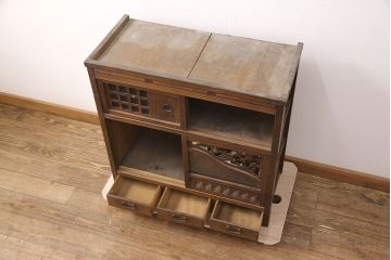 和製アンティーク　桑材　透かし彫りと波のような意匠が目を惹く、凝った作りの収納棚(食器棚、キャビネット、水屋箪笥)(R-051593)