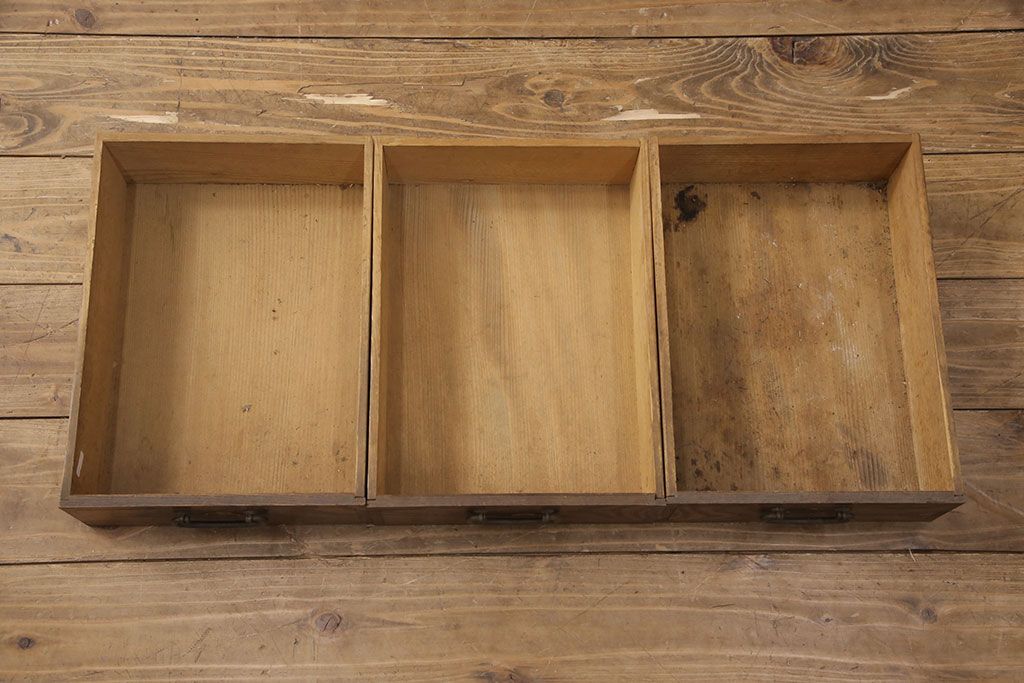 和製アンティーク　桑材　透かし彫りと波のような意匠が目を惹く、凝った作りの収納棚(食器棚、キャビネット、水屋箪笥)(R-051593)