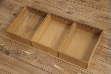 和製アンティーク　桑材　透かし彫りと波のような意匠が目を惹く、凝った作りの収納棚(食器棚、キャビネット、水屋箪笥)(R-051593)