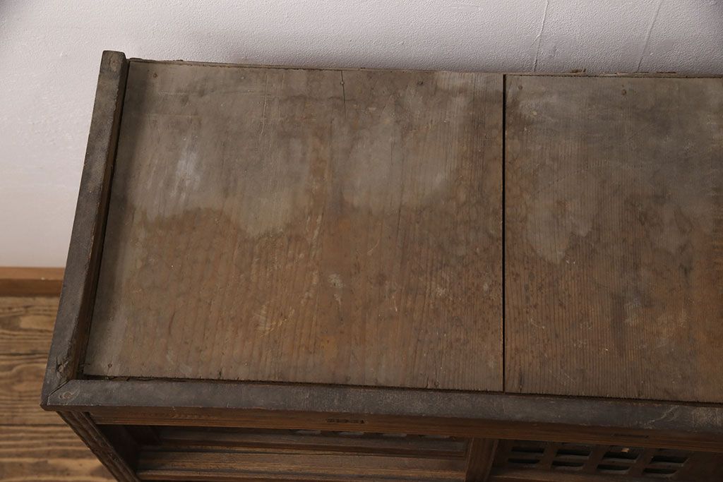 和製アンティーク　桑材　透かし彫りと波のような意匠が目を惹く、凝った作りの収納棚(食器棚、キャビネット、水屋箪笥)(R-051593)