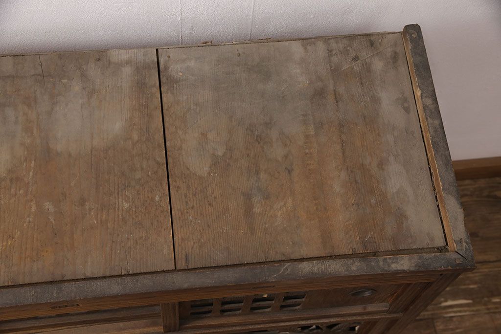 和製アンティーク　桑材　透かし彫りと波のような意匠が目を惹く、凝った作りの収納棚(食器棚、キャビネット、水屋箪笥)(R-051593)