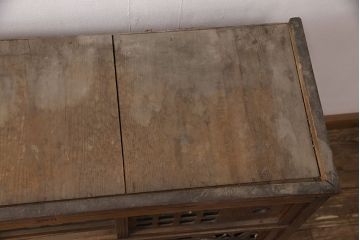 和製アンティーク　桑材　透かし彫りと波のような意匠が目を惹く、凝った作りの収納棚(食器棚、キャビネット、水屋箪笥)(R-051593)