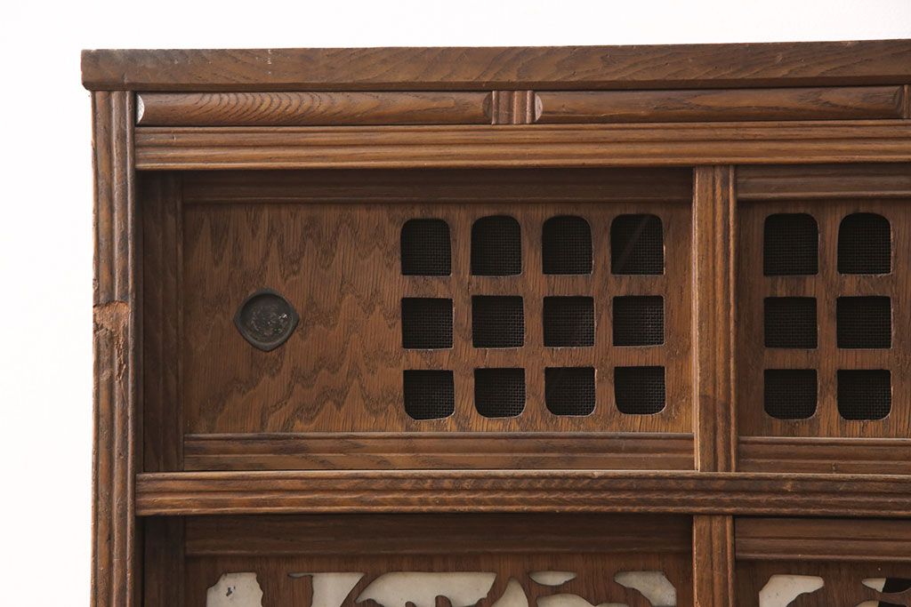 和製アンティーク　桑材　透かし彫りと波のような意匠が目を惹く、凝った作りの収納棚(食器棚、キャビネット、水屋箪笥)(R-051593)