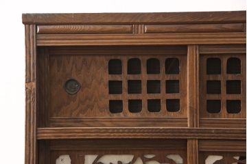 和製アンティーク　桑材　透かし彫りと波のような意匠が目を惹く、凝った作りの収納棚(食器棚、キャビネット、水屋箪笥)(R-051593)