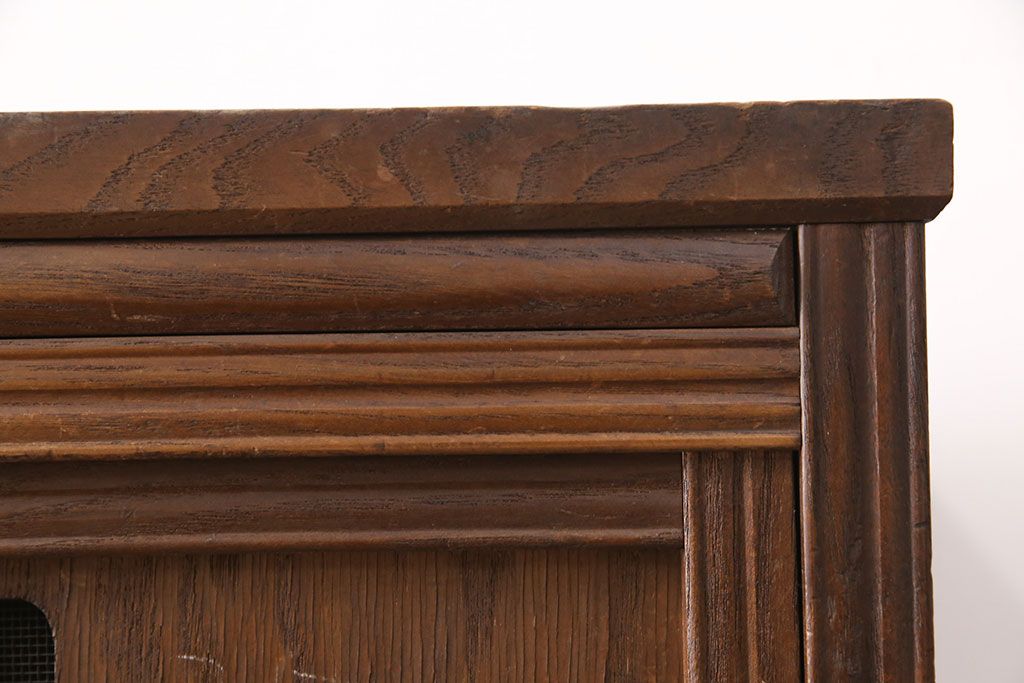 和製アンティーク　桑材　透かし彫りと波のような意匠が目を惹く、凝った作りの収納棚(食器棚、キャビネット、水屋箪笥)(R-051593)