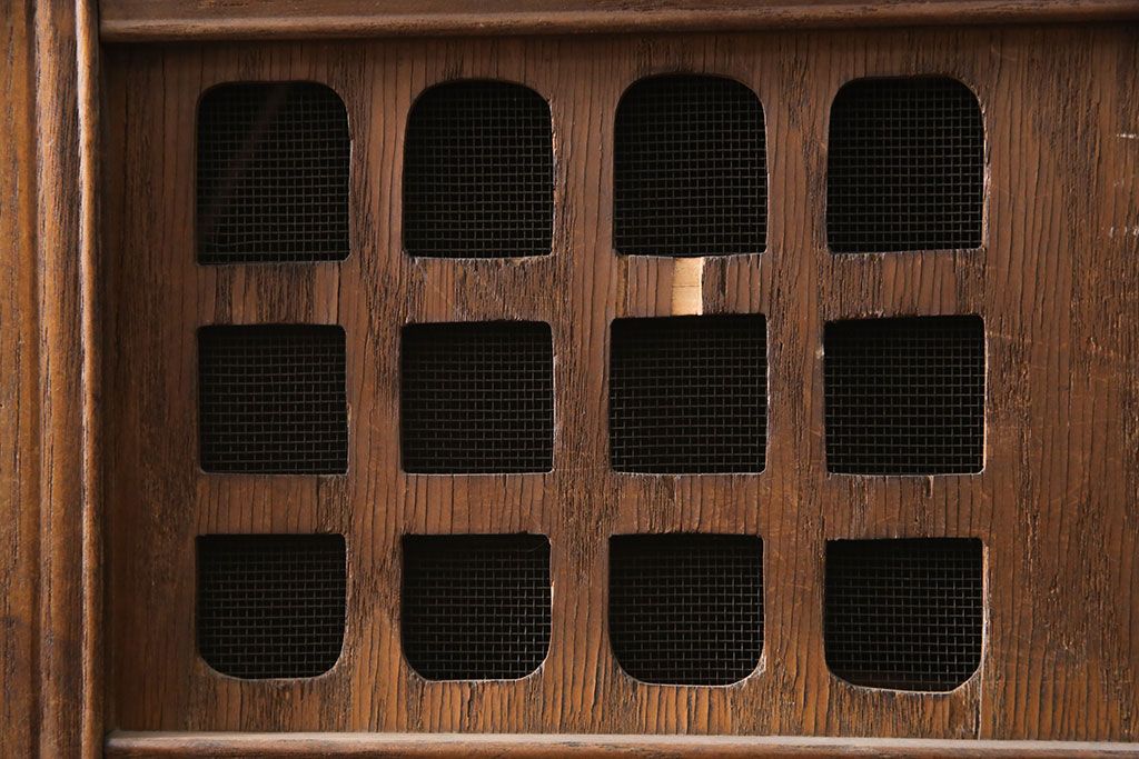 和製アンティーク　桑材　透かし彫りと波のような意匠が目を惹く、凝った作りの収納棚(食器棚、キャビネット、水屋箪笥)(R-051593)