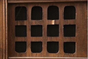 和製アンティーク　桑材　透かし彫りと波のような意匠が目を惹く、凝った作りの収納棚(食器棚、キャビネット、水屋箪笥)(R-051593)