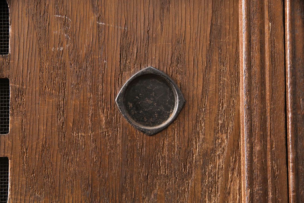 和製アンティーク　桑材　透かし彫りと波のような意匠が目を惹く、凝った作りの収納棚(食器棚、キャビネット、水屋箪笥)(R-051593)