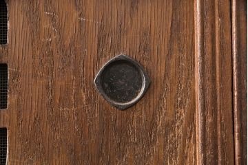 和製アンティーク　桑材　透かし彫りと波のような意匠が目を惹く、凝った作りの収納棚(食器棚、キャビネット、水屋箪笥)(R-051593)