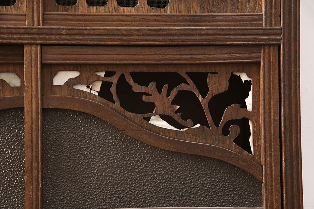 和製アンティーク　桑材　透かし彫りと波のような意匠が目を惹く、凝った作りの収納棚(食器棚、キャビネット、水屋箪笥)(R-051593)