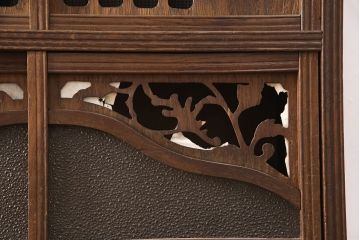 和製アンティーク　桑材　透かし彫りと波のような意匠が目を惹く、凝った作りの収納棚(食器棚、キャビネット、水屋箪笥)(R-051593)