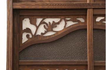 和製アンティーク　桑材　透かし彫りと波のような意匠が目を惹く、凝った作りの収納棚(食器棚、キャビネット、水屋箪笥)(R-051593)