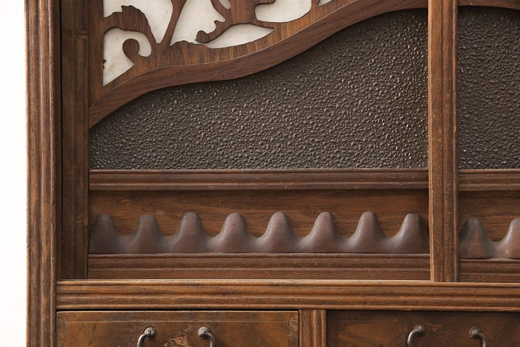 和製アンティーク　桑材　透かし彫りと波のような意匠が目を惹く、凝った作りの収納棚(食器棚、キャビネット、水屋箪笥)(R-051593)