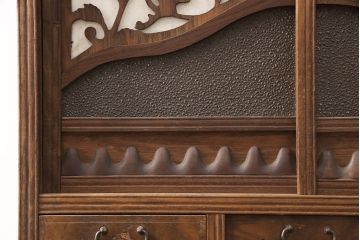 和製アンティーク　桑材　透かし彫りと波のような意匠が目を惹く、凝った作りの収納棚(食器棚、キャビネット、水屋箪笥)(R-051593)