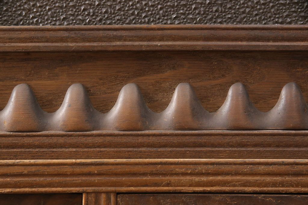 和製アンティーク　桑材　透かし彫りと波のような意匠が目を惹く、凝った作りの収納棚(食器棚、キャビネット、水屋箪笥)(R-051593)