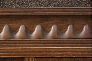 和製アンティーク　桑材　透かし彫りと波のような意匠が目を惹く、凝った作りの収納棚(食器棚、キャビネット、水屋箪笥)(R-051593)