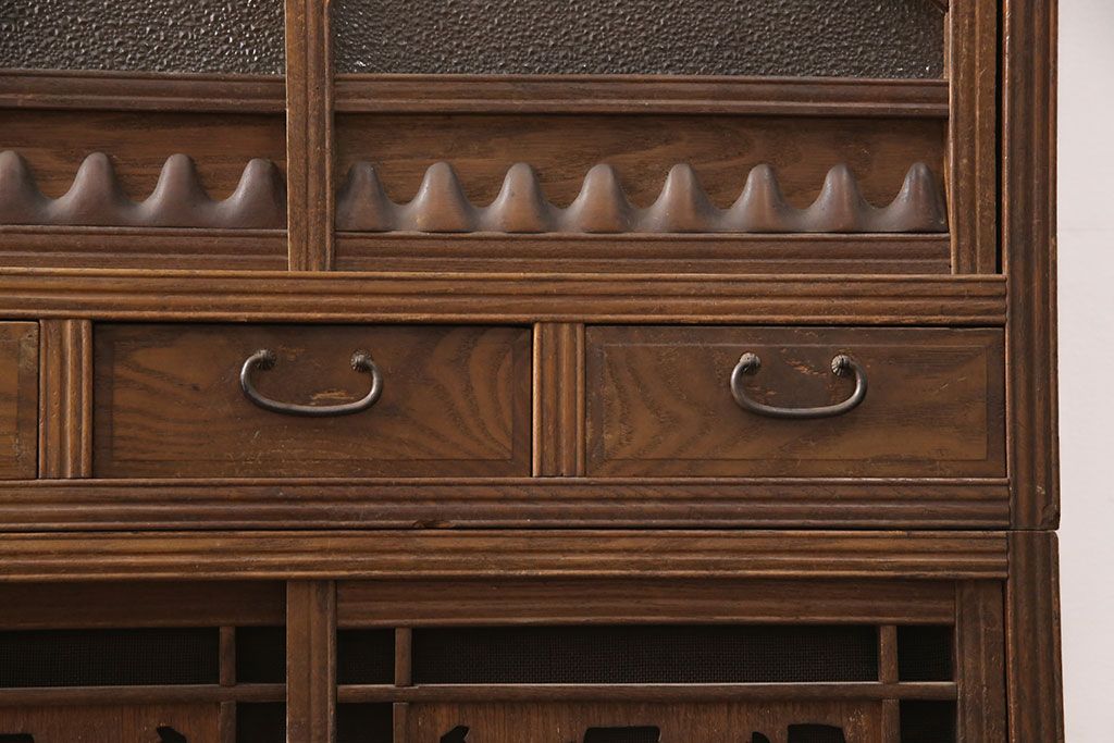 和製アンティーク　桑材　透かし彫りと波のような意匠が目を惹く、凝った作りの収納棚(食器棚、キャビネット、水屋箪笥)(R-051593)