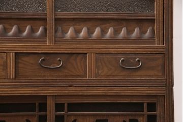 和製アンティーク　桑材　透かし彫りと波のような意匠が目を惹く、凝った作りの収納棚(食器棚、キャビネット、水屋箪笥)(R-051593)