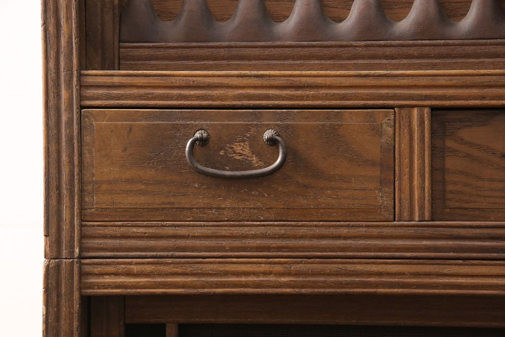 和製アンティーク　桑材　透かし彫りと波のような意匠が目を惹く、凝った作りの収納棚(食器棚、キャビネット、水屋箪笥)(R-051593)