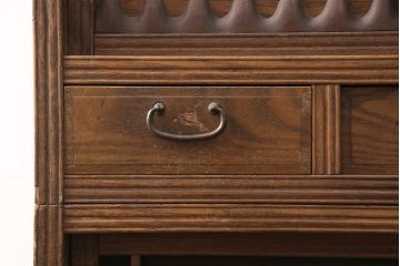 和製アンティーク　桑材　透かし彫りと波のような意匠が目を惹く、凝った作りの収納棚(食器棚、キャビネット、水屋箪笥)(R-051593)