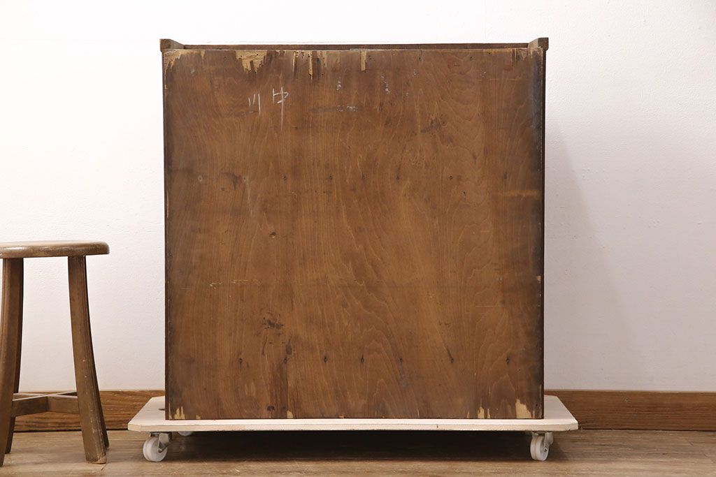 和製アンティーク　桑材　透かし彫りと波のような意匠が目を惹く、凝った作りの収納棚(食器棚、キャビネット、水屋箪笥)(R-051593)