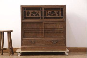 和製アンティーク　桑材　趣きのある透かし彫りが目を惹く、凝った作りの収納棚(食器棚、キャビネット、水屋箪笥)(R-051594)