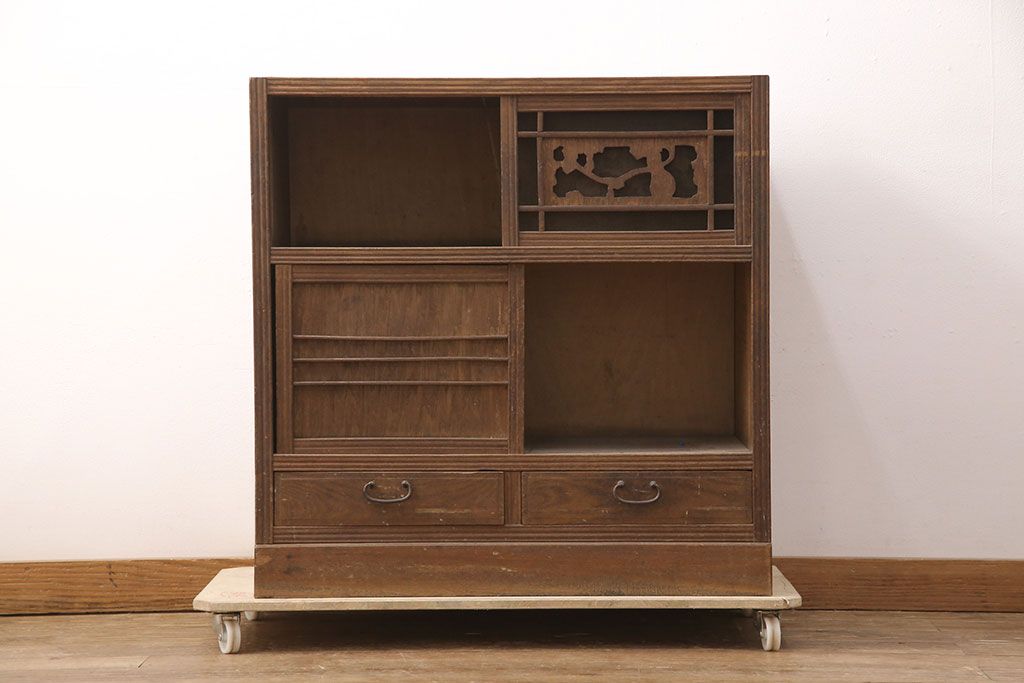 和製アンティーク　桑材　趣きのある透かし彫りが目を惹く、凝った作りの収納棚(食器棚、キャビネット、水屋箪笥)(R-051594)