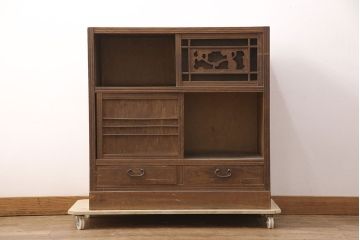 和製アンティーク　桑材　趣きのある透かし彫りが目を惹く、凝った作りの収納棚(食器棚、キャビネット、水屋箪笥)(R-051594)