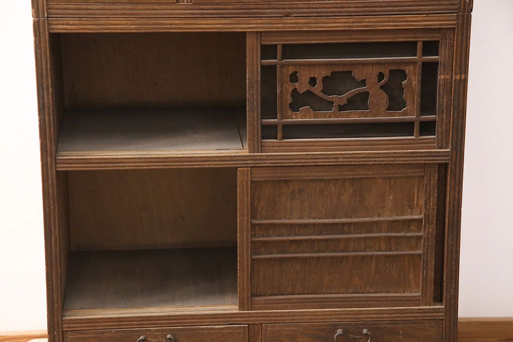 和製アンティーク　桑材　趣きのある透かし彫りが目を惹く、凝った作りの収納棚(食器棚、キャビネット、水屋箪笥)(R-051594)