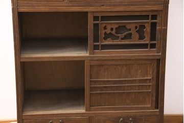 和製アンティーク　桑材　趣きのある透かし彫りが目を惹く、凝った作りの収納棚(食器棚、キャビネット、水屋箪笥)(R-051594)