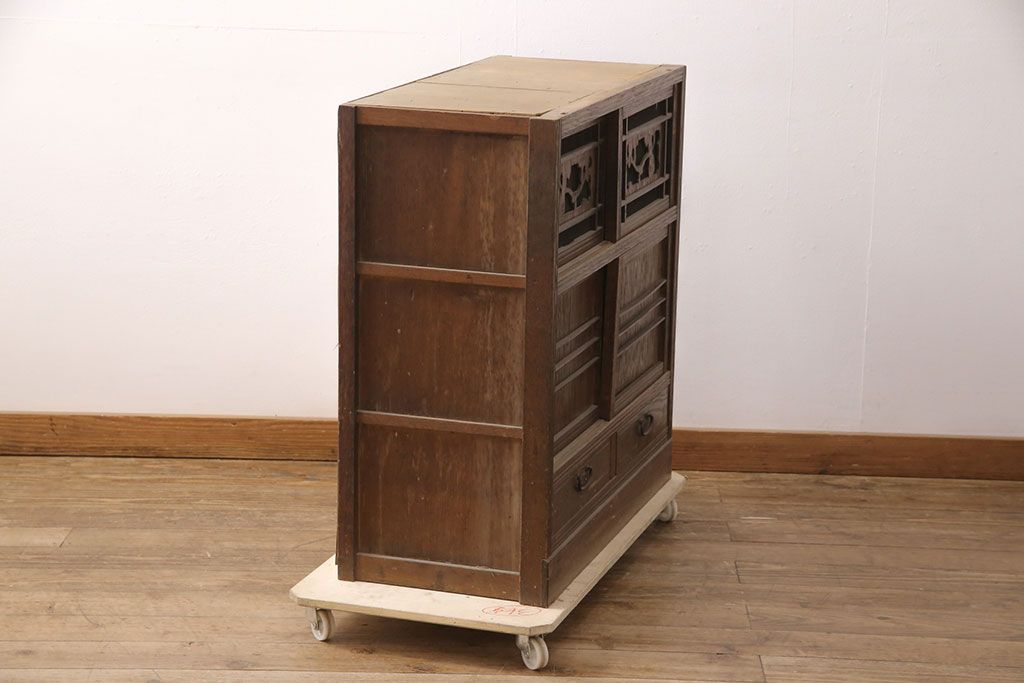 和製アンティーク　桑材　趣きのある透かし彫りが目を惹く、凝った作りの収納棚(食器棚、キャビネット、水屋箪笥)(R-051594)