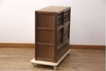 和製アンティーク　桑材　趣きのある透かし彫りが目を惹く、凝った作りの収納棚(食器棚、キャビネット、水屋箪笥)(R-051594)