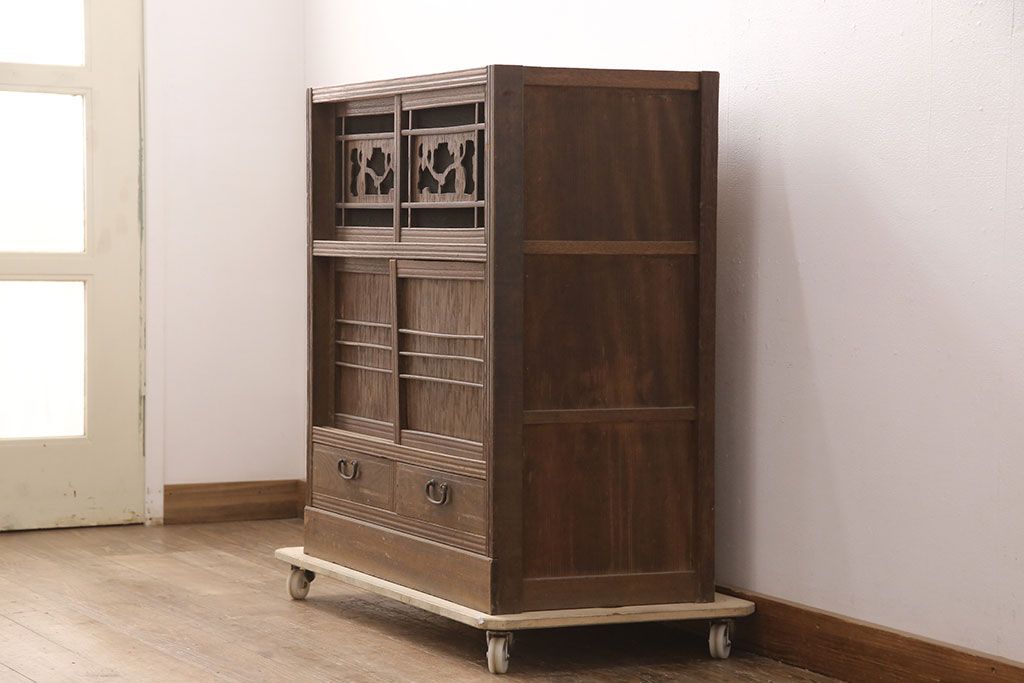 和製アンティーク　桑材　趣きのある透かし彫りが目を惹く、凝った作りの収納棚(食器棚、キャビネット、水屋箪笥)(R-051594)