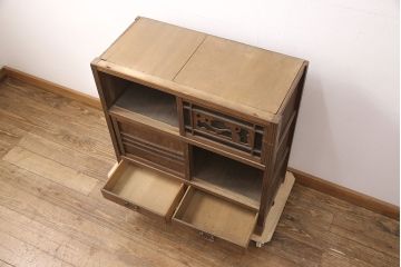 和製アンティーク　桑材　趣きのある透かし彫りが目を惹く、凝った作りの収納棚(食器棚、キャビネット、水屋箪笥)(R-051594)