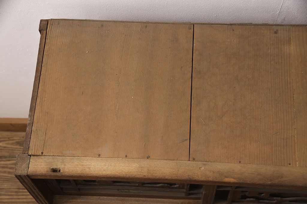 和製アンティーク　桑材　趣きのある透かし彫りが目を惹く、凝った作りの収納棚(食器棚、キャビネット、水屋箪笥)(R-051594)