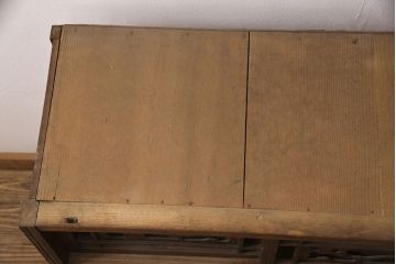 和製アンティーク　桑材　趣きのある透かし彫りが目を惹く、凝った作りの収納棚(食器棚、キャビネット、水屋箪笥)(R-051594)