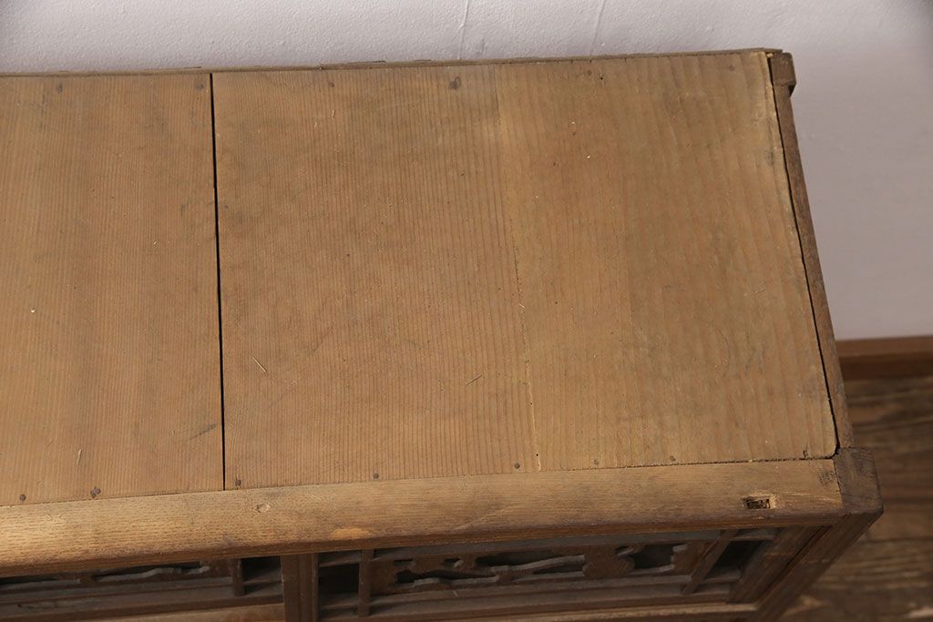 和製アンティーク　桑材　趣きのある透かし彫りが目を惹く、凝った作りの収納棚(食器棚、キャビネット、水屋箪笥)(R-051594)