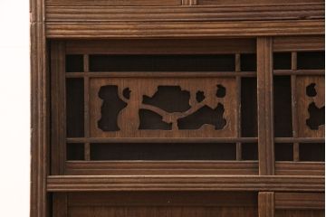 和製アンティーク　桑材　趣きのある透かし彫りが目を惹く、凝った作りの収納棚(食器棚、キャビネット、水屋箪笥)(R-051594)