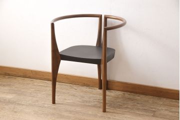 中古　美品　高級イタリア輸入家具　ウォールナット材　本革　スタイリッシュなデザインが目を惹く曲げ木チェア(椅子、ダイニングチェア)(R-051595)